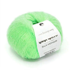 лоток яскраво зеленої пряжі з етикеткою Lana Gatto Silk Mohair колір A1783