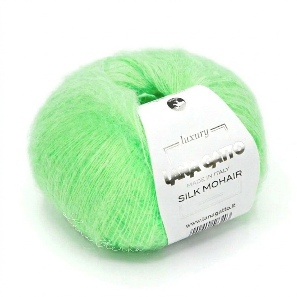 лоток яскраво зеленої пряжі з етикеткою Lana Gatto Silk Mohair колір A1783